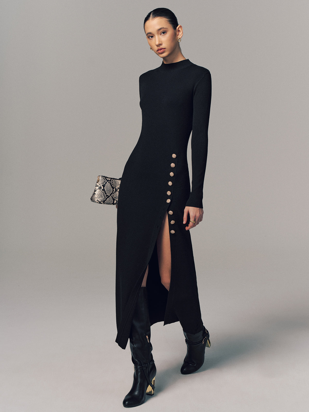 Geripptes Maxikleid mit seitlichem Knopfschlitz