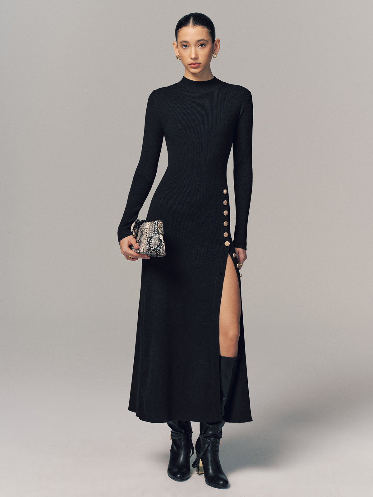 Geripptes Maxikleid mit seitlichem Knopfschlitz