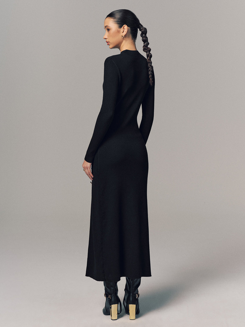 Geripptes Maxikleid mit seitlichem Knopfschlitz