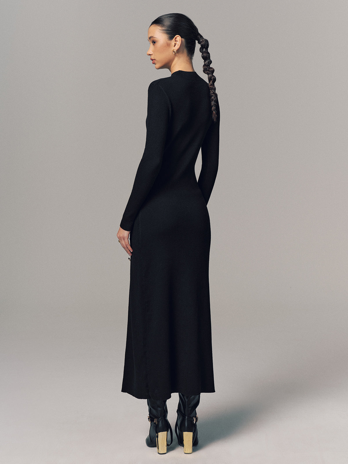 Geripptes Maxikleid mit seitlichem Knopfschlitz