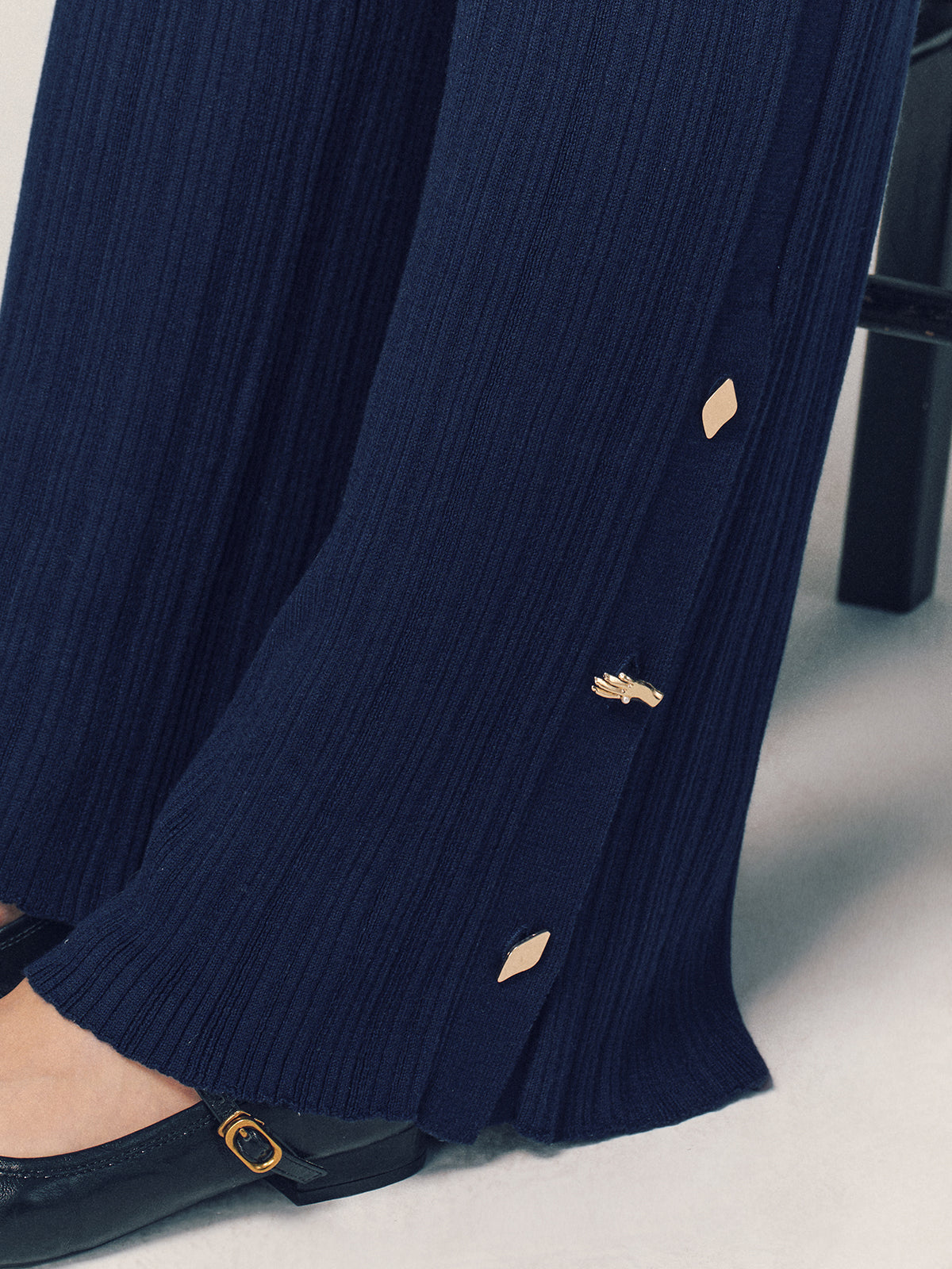 Pantalon en maille fendu en mélange de laine texturée avec détails métalliques