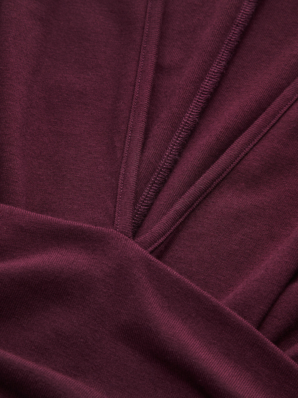 Mini-Kleid mit tiefem V-Ausschnitt und langen Ärmeln mit Raffung