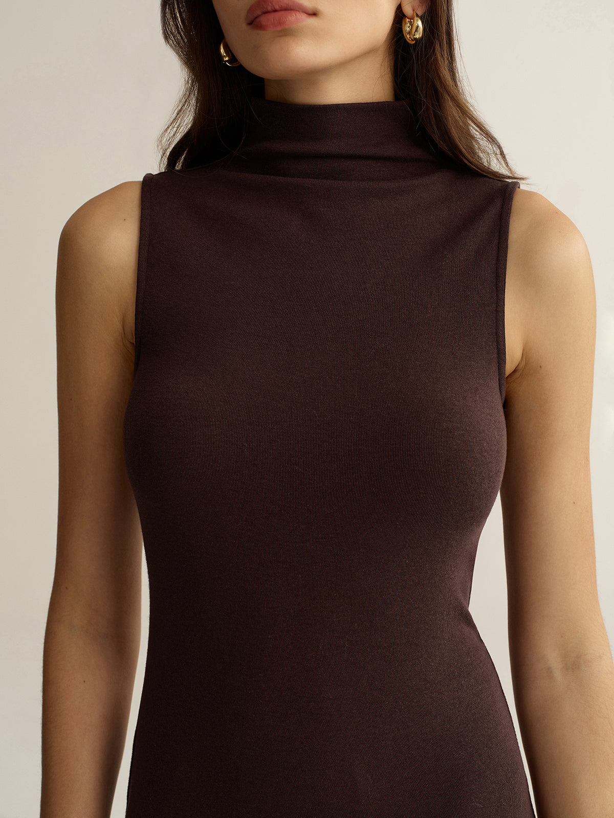 Ärmelloses Mini-Rollkragenkleid ohne Gürtel