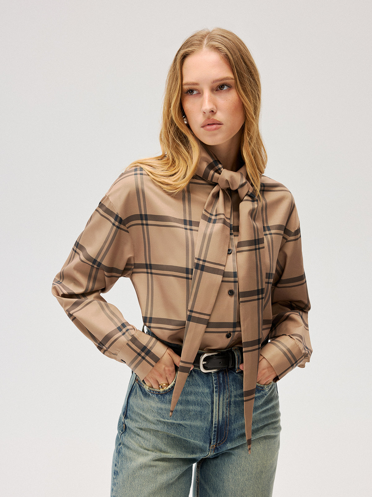 Chemise à carreaux avec cravate intégrée