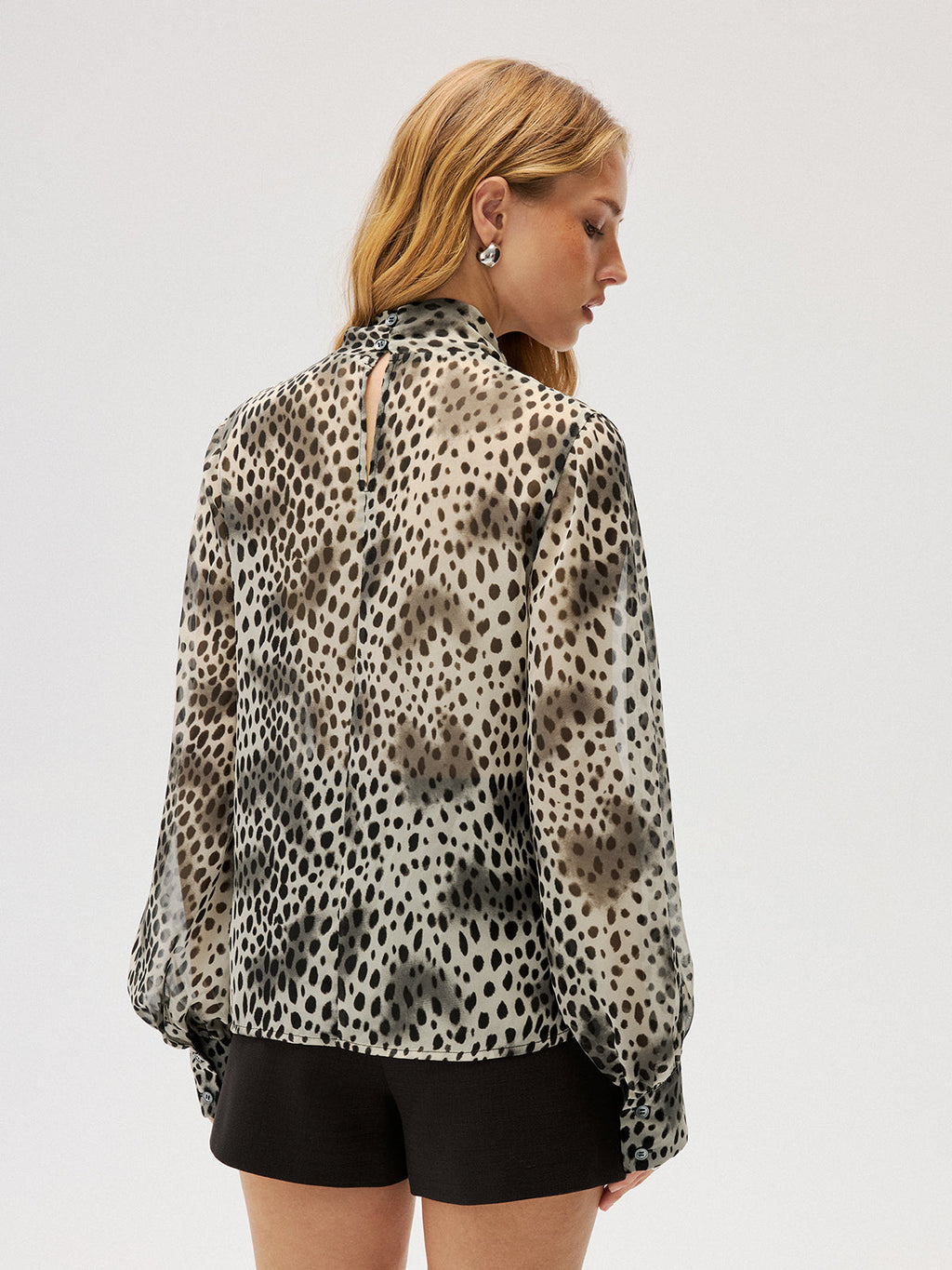 Halbtransparentes Chiffon-Shirt mit Leopardenmuster und Bindekragen