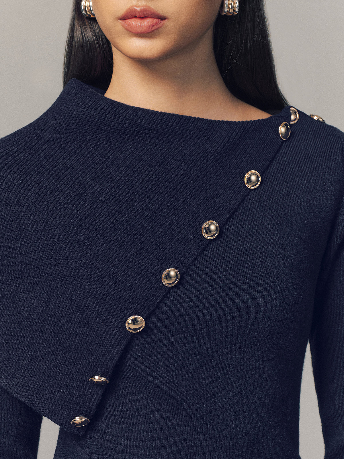 Geripptes Oberteil mit asymmetrischem Metalldetail