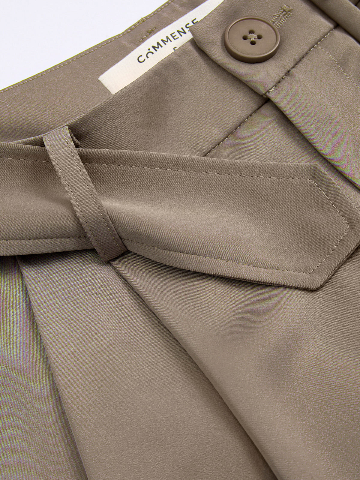 Pantalon large plissé en satin avec ceinture