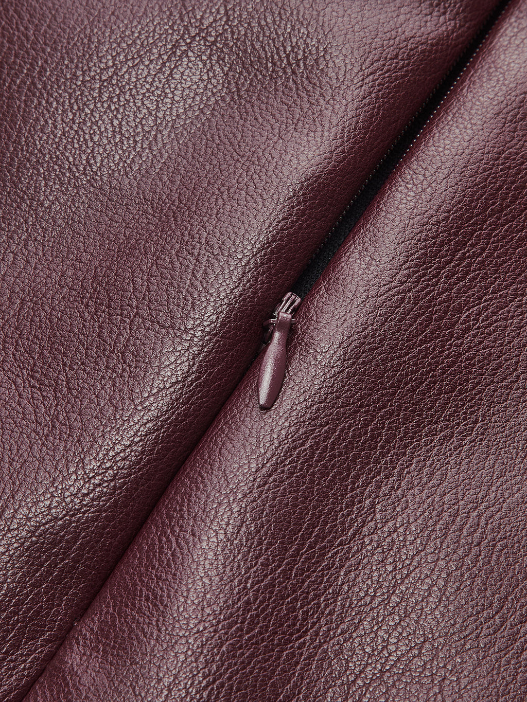 Mini-jupe asymétrique drapée en similicuir