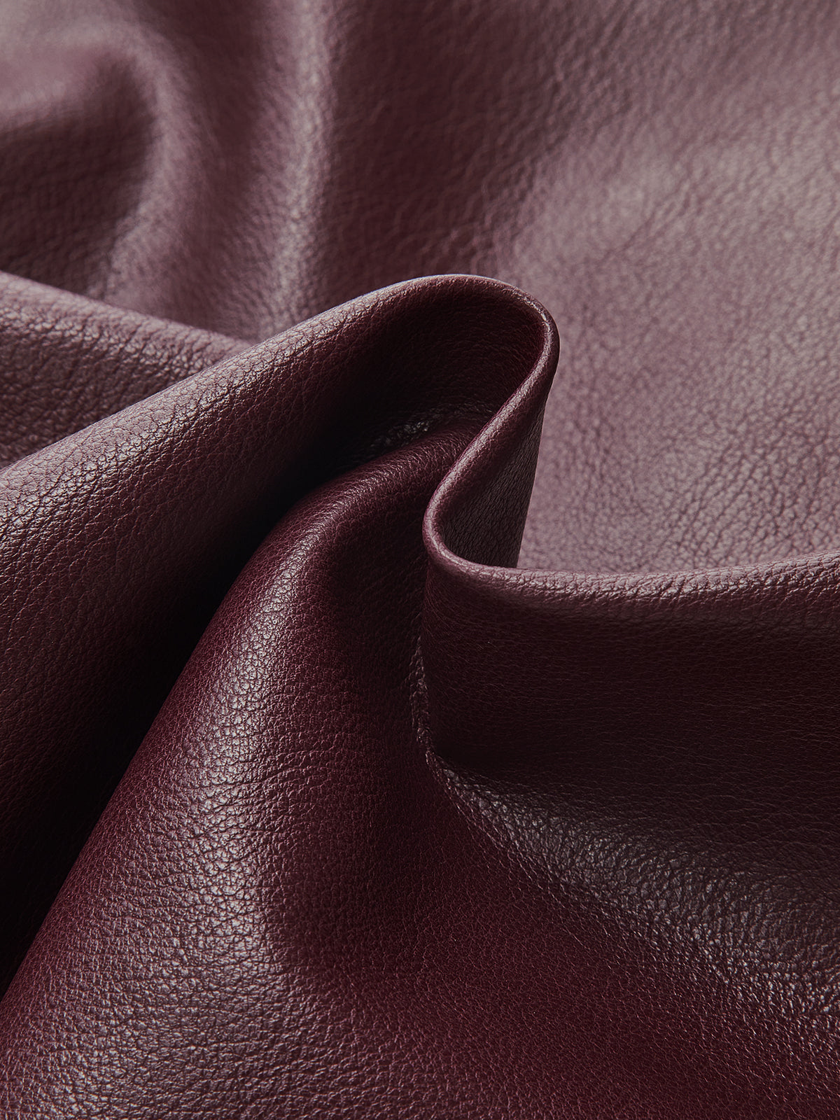 Mini-jupe asymétrique drapée en similicuir