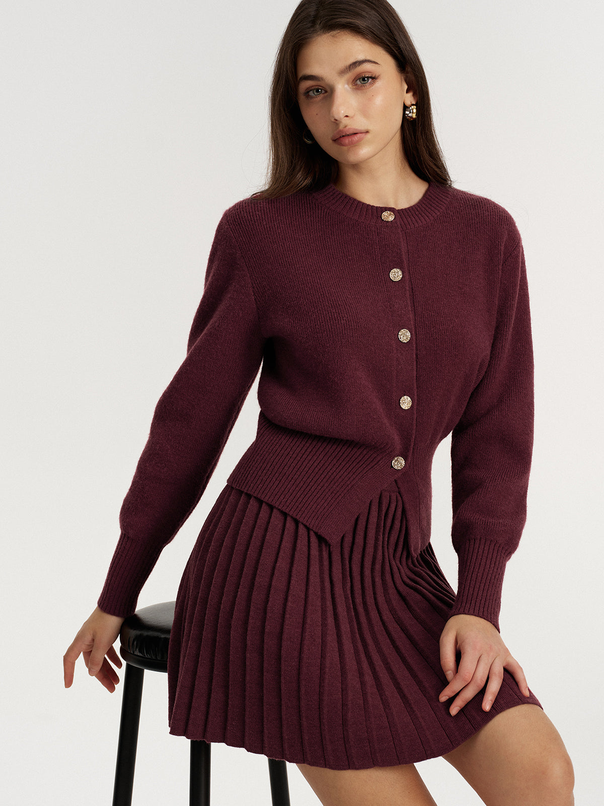 Ensemble cardigan à boutons métalliques et mini-jupe plissée