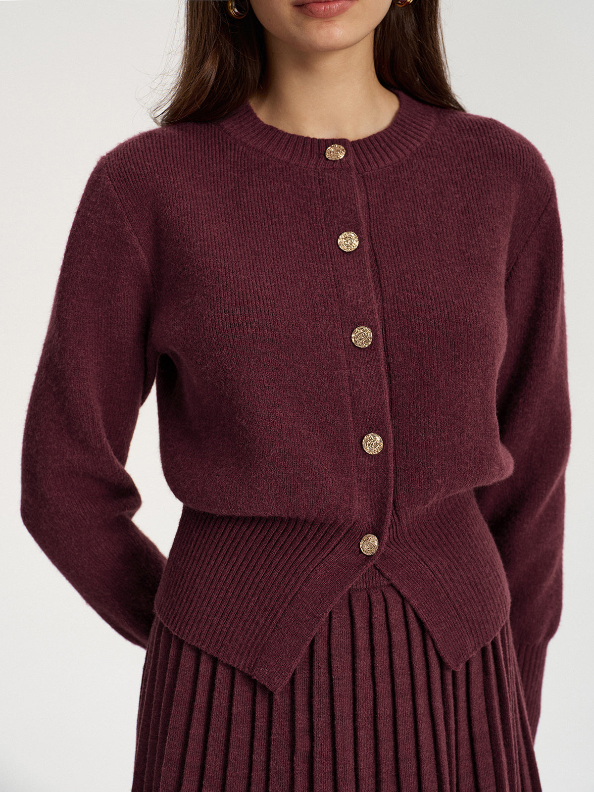 Ensemble cardigan à boutons métalliques et mini-jupe plissée