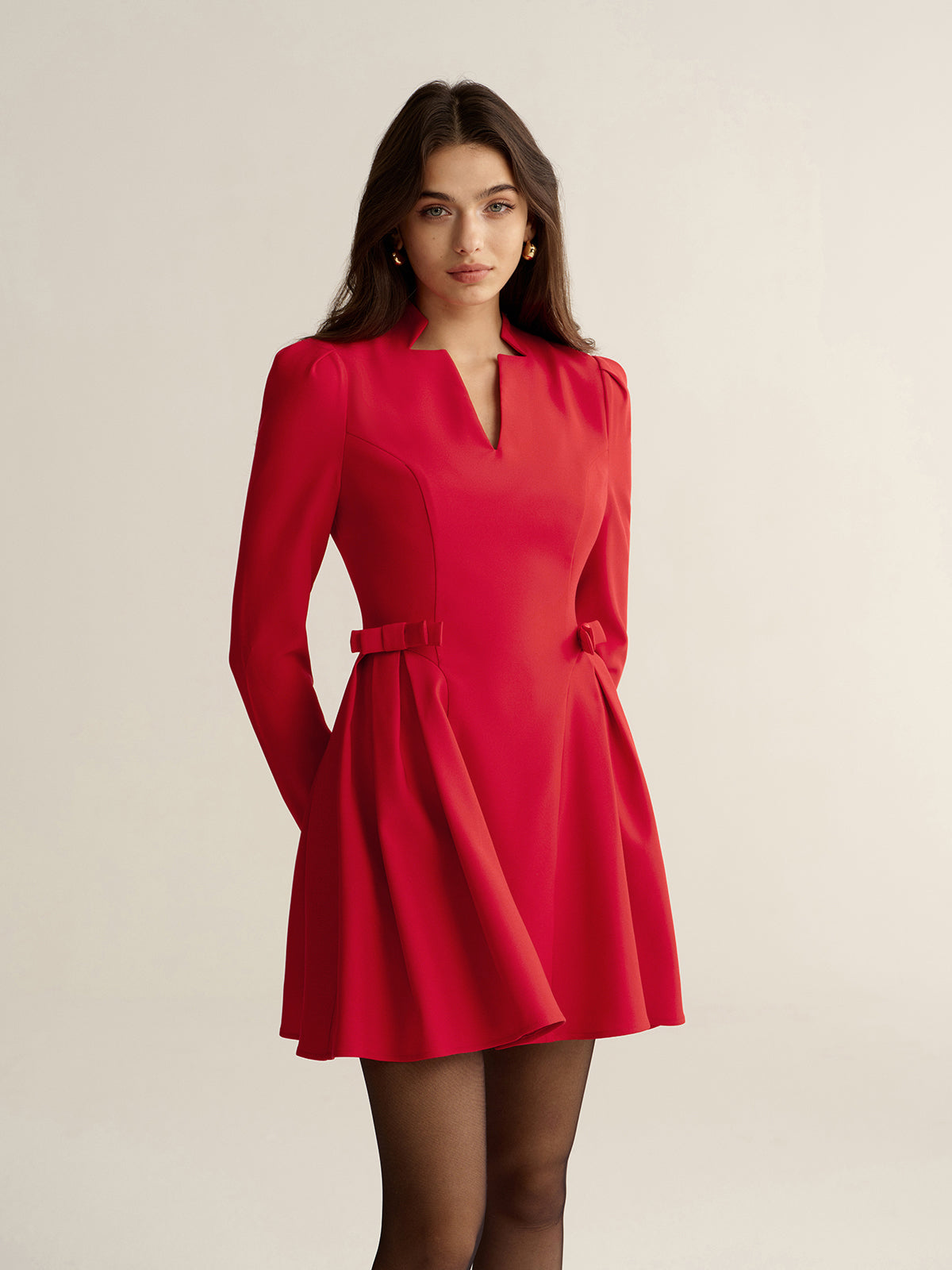 Mini-Kleid mit V-Ausschnitt und Schleifendetail