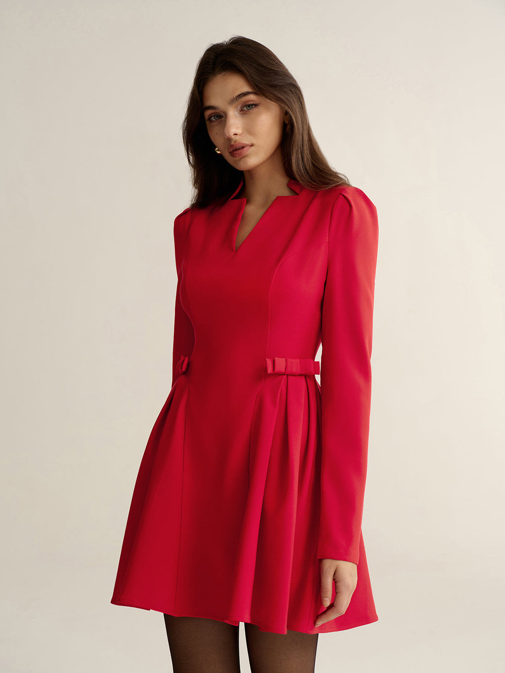 Mini-Kleid mit V-Ausschnitt und Schleifendetail