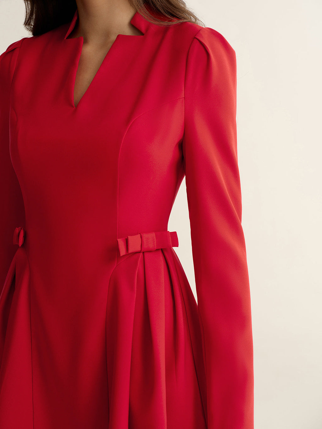 Mini-Kleid mit V-Ausschnitt und Schleifendetail