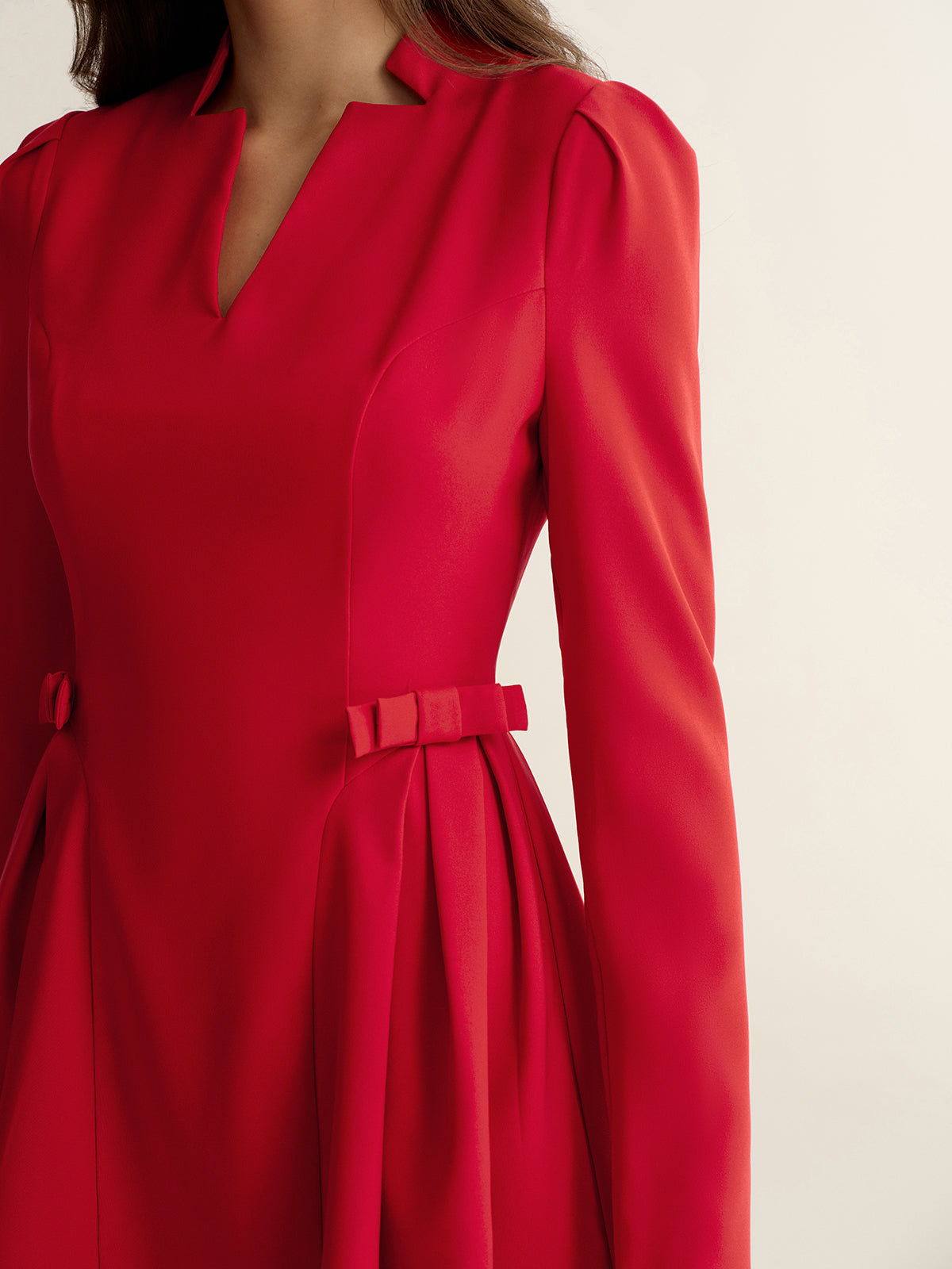 Mini-Kleid mit V-Ausschnitt und Schleifendetail
