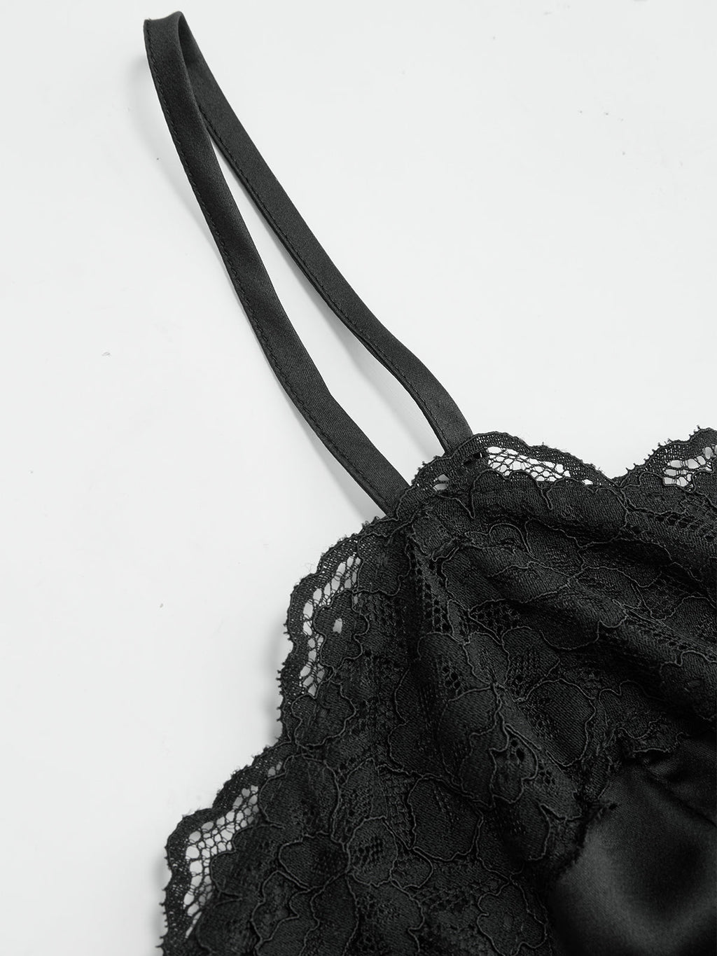 Caraco en satin brodé de dentelle