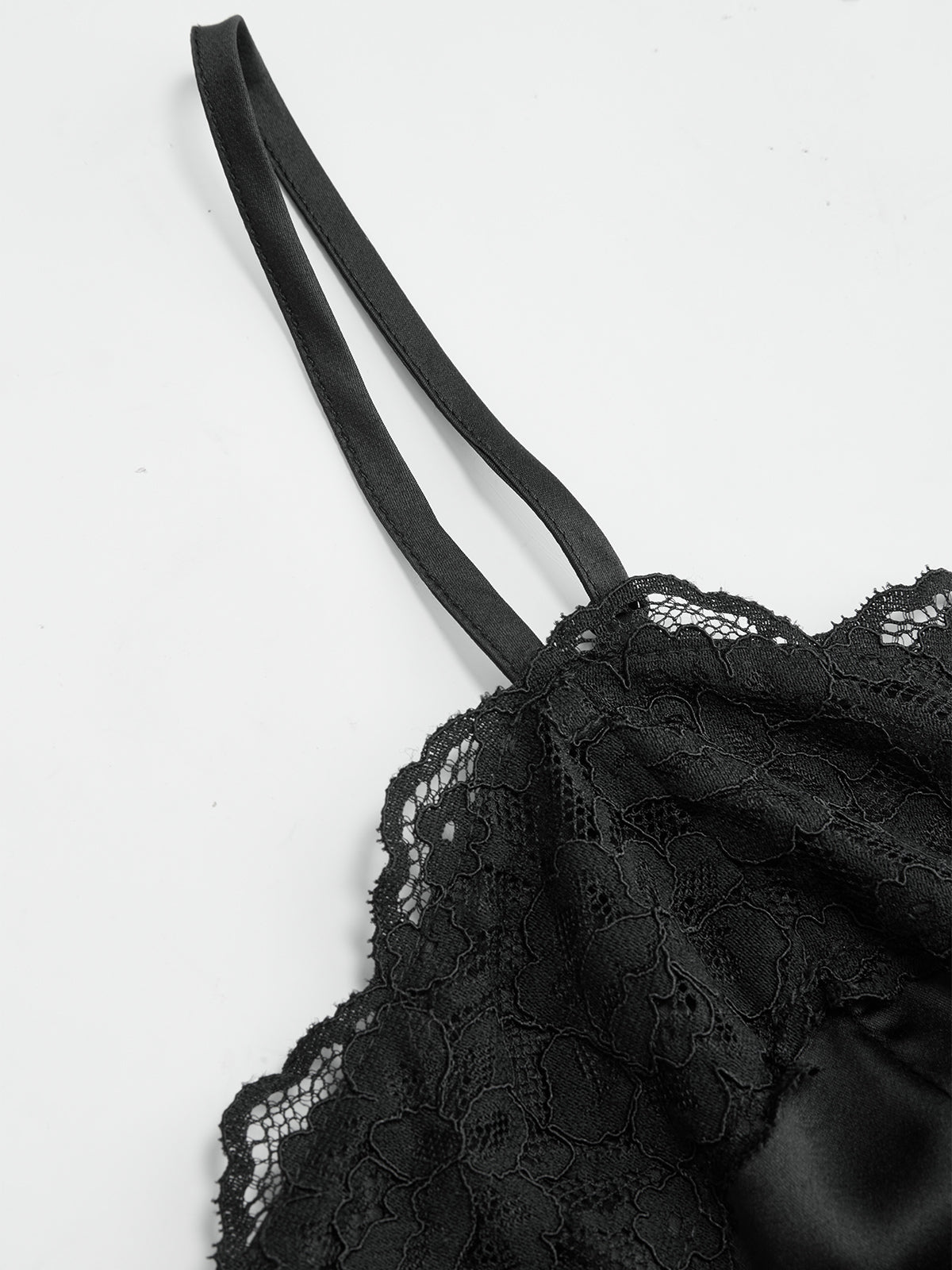 Caraco en satin brodé de dentelle