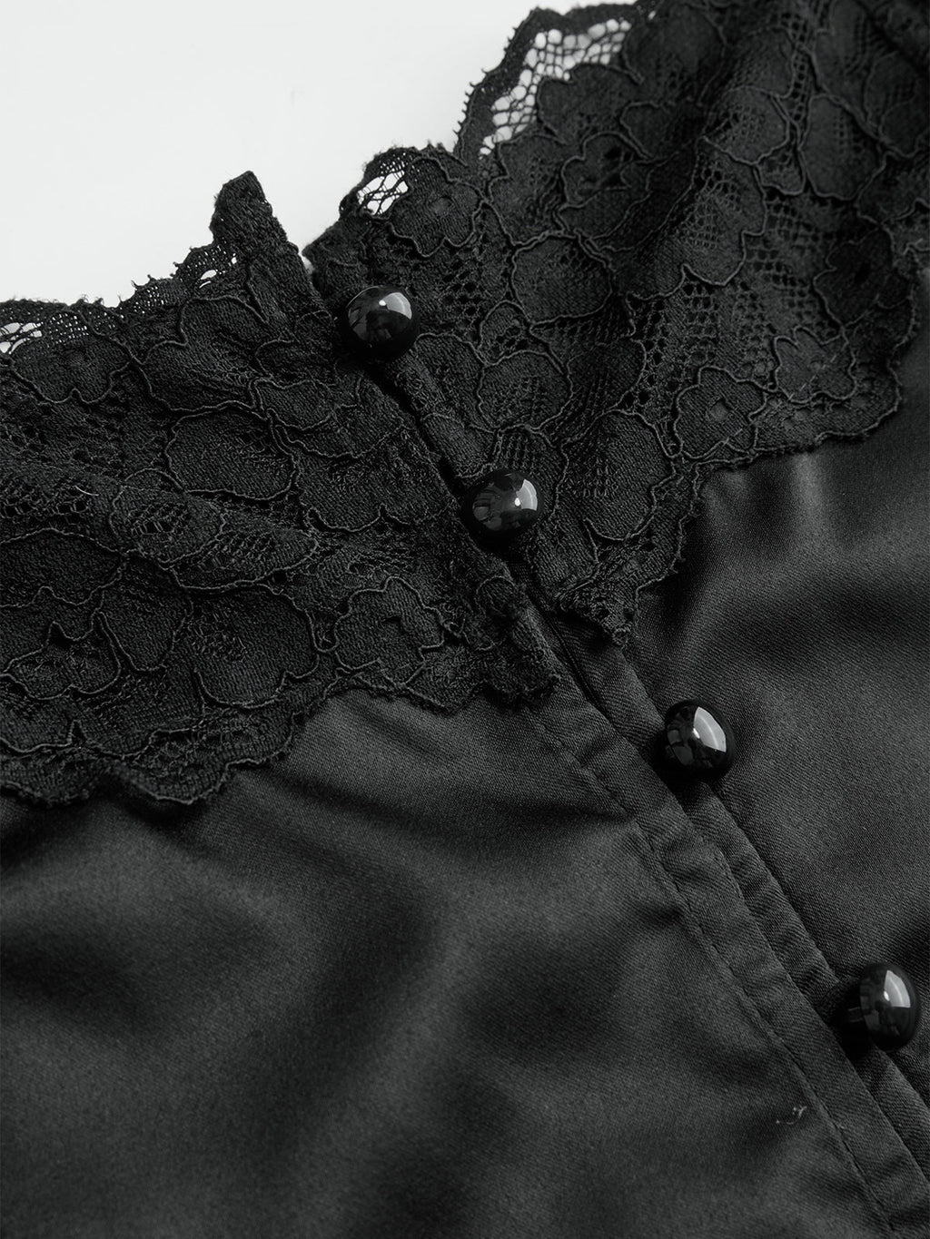 Caraco en satin brodé de dentelle