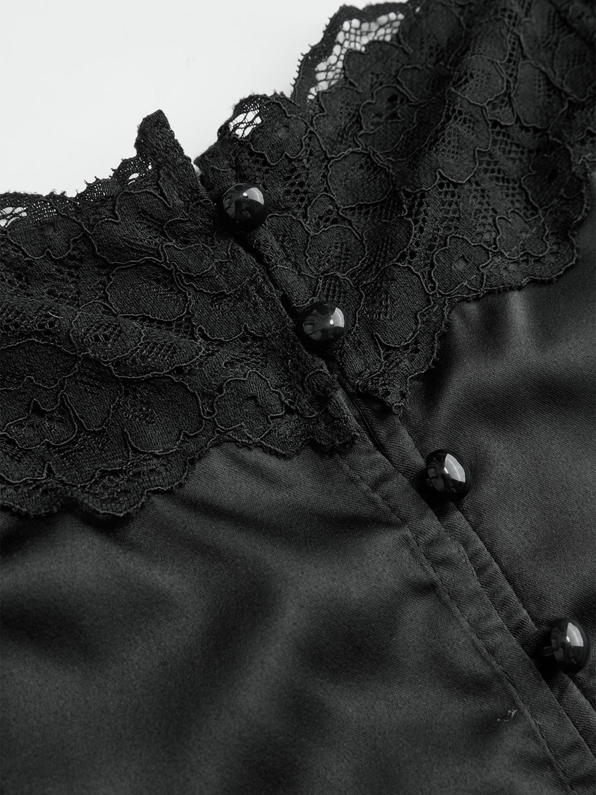Caraco en satin brodé de dentelle