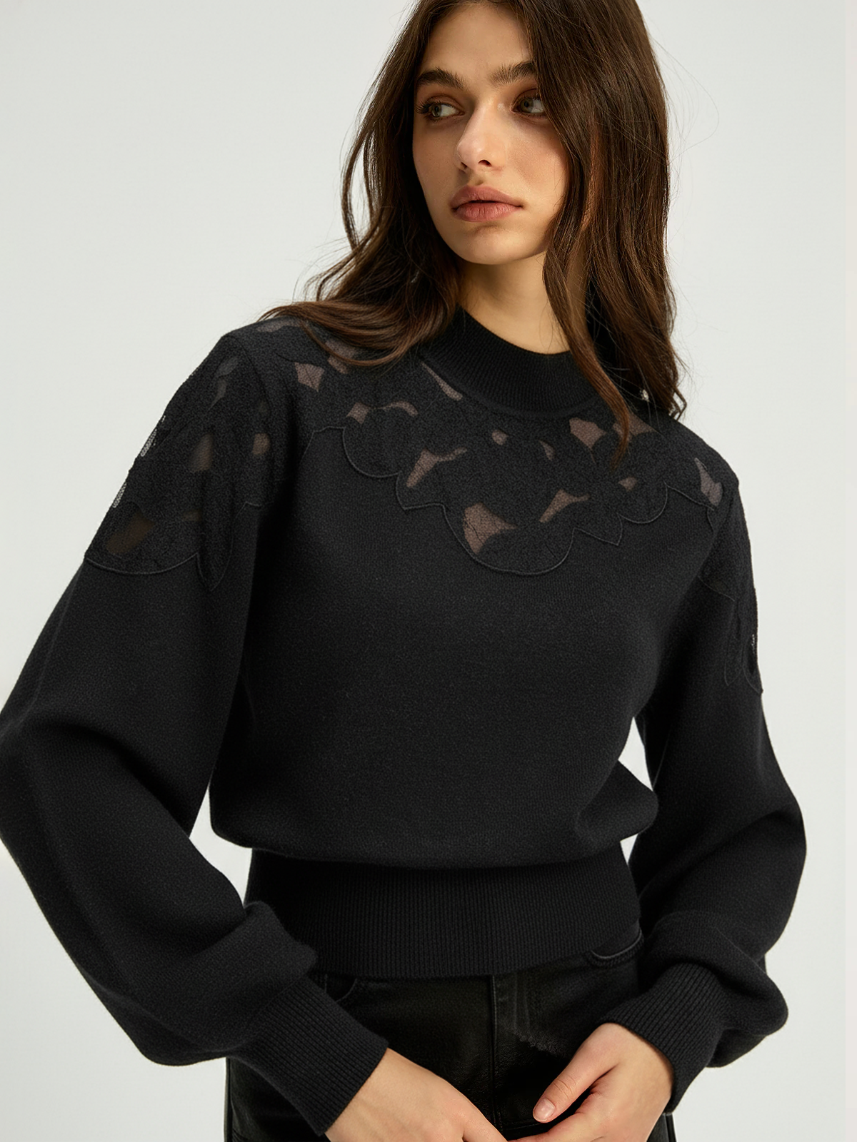 Rollkragenpullover mit Spitzeneinsatz