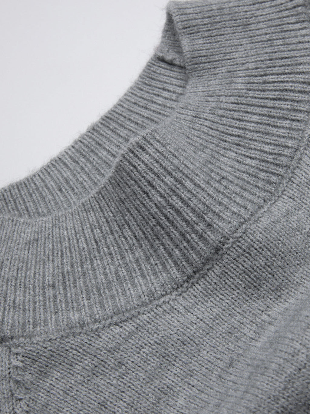 Geripptes Strickkleid mit Stehkragen und geraffter Taille