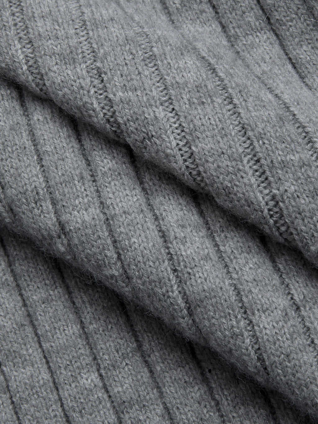 Geripptes Strickkleid mit Stehkragen und geraffter Taille