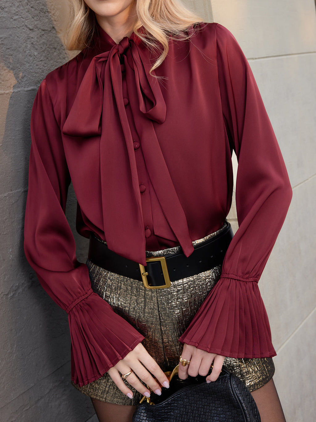Satinbluse mit Bindekragen und Glockenärmeln