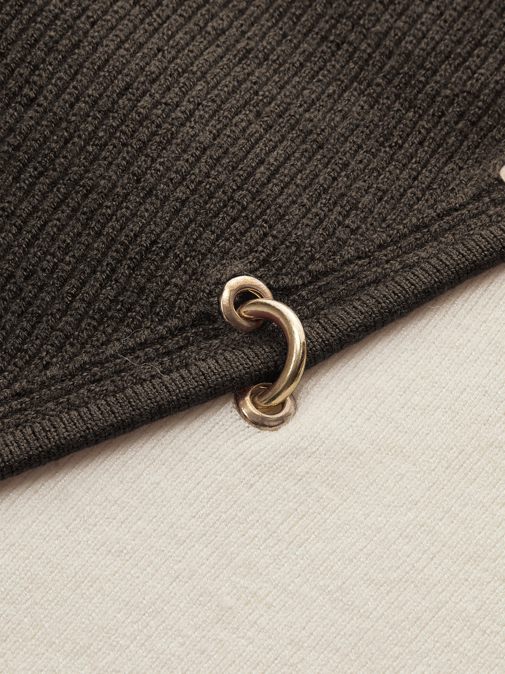 Strick-Langarmshirt mit Farbblock-Design und Metalldetails