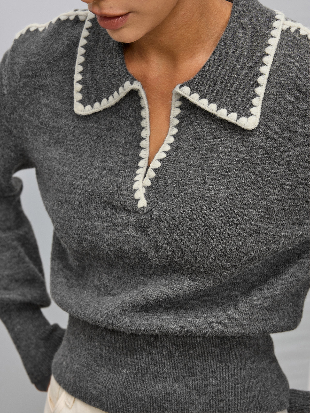 Polo en tricot avec broderie contrastante
