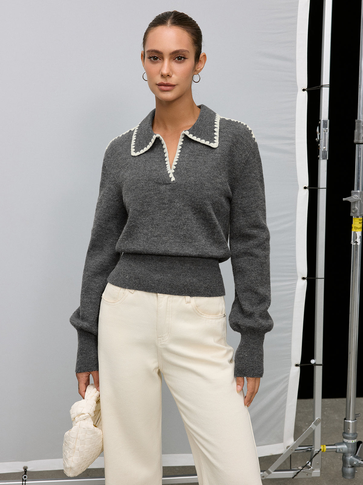 Polo en tricot avec broderie contrastante