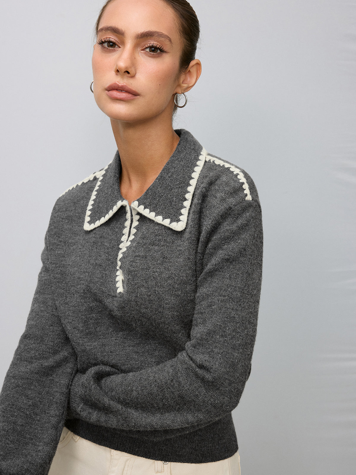 Polo en tricot avec broderie contrastante