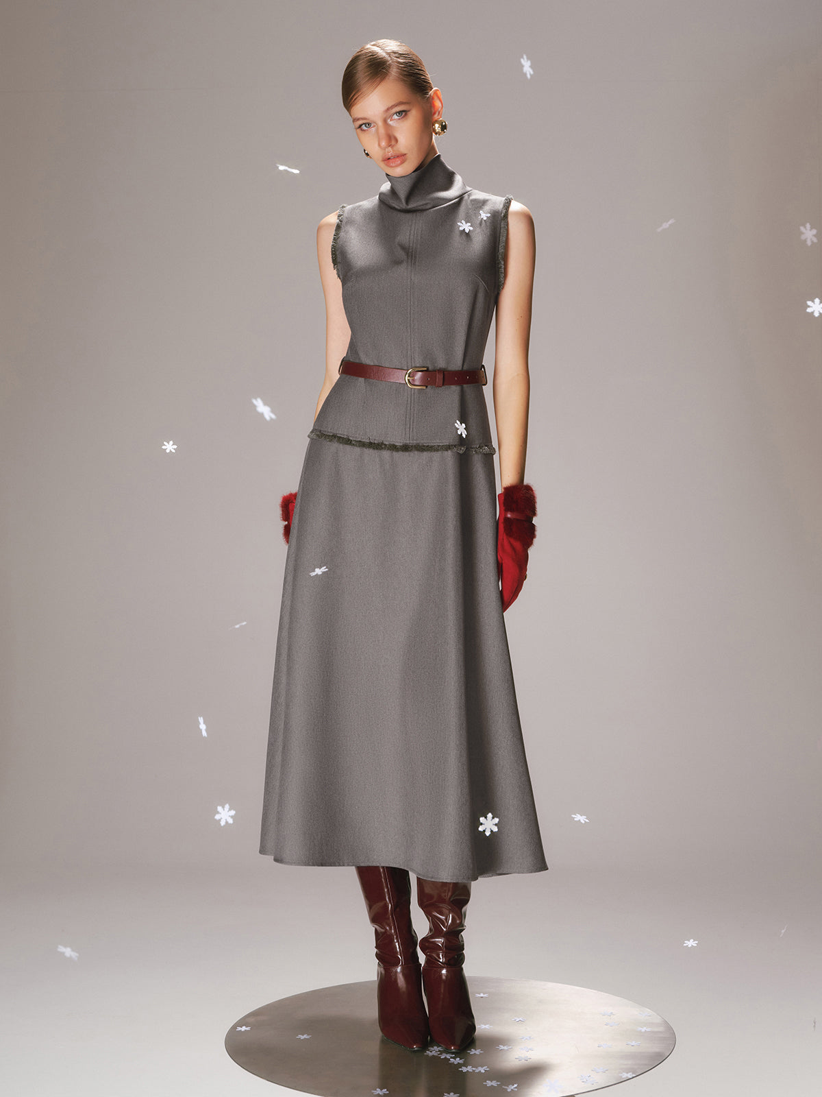 Robe longue sans manches à col roulé et ceinture