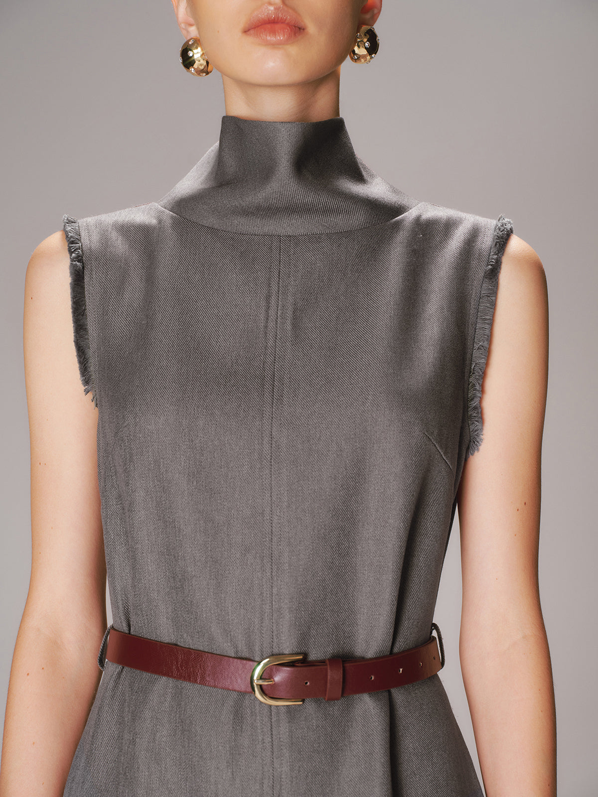 Robe longue sans manches à col roulé et ceinture