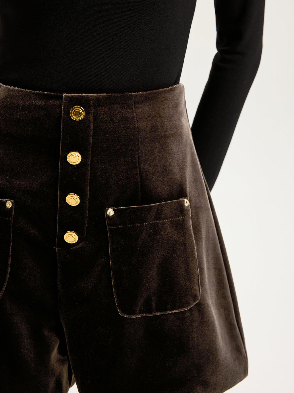 Samt-Shorts mit mittelhohem Bund und Knopfleiste