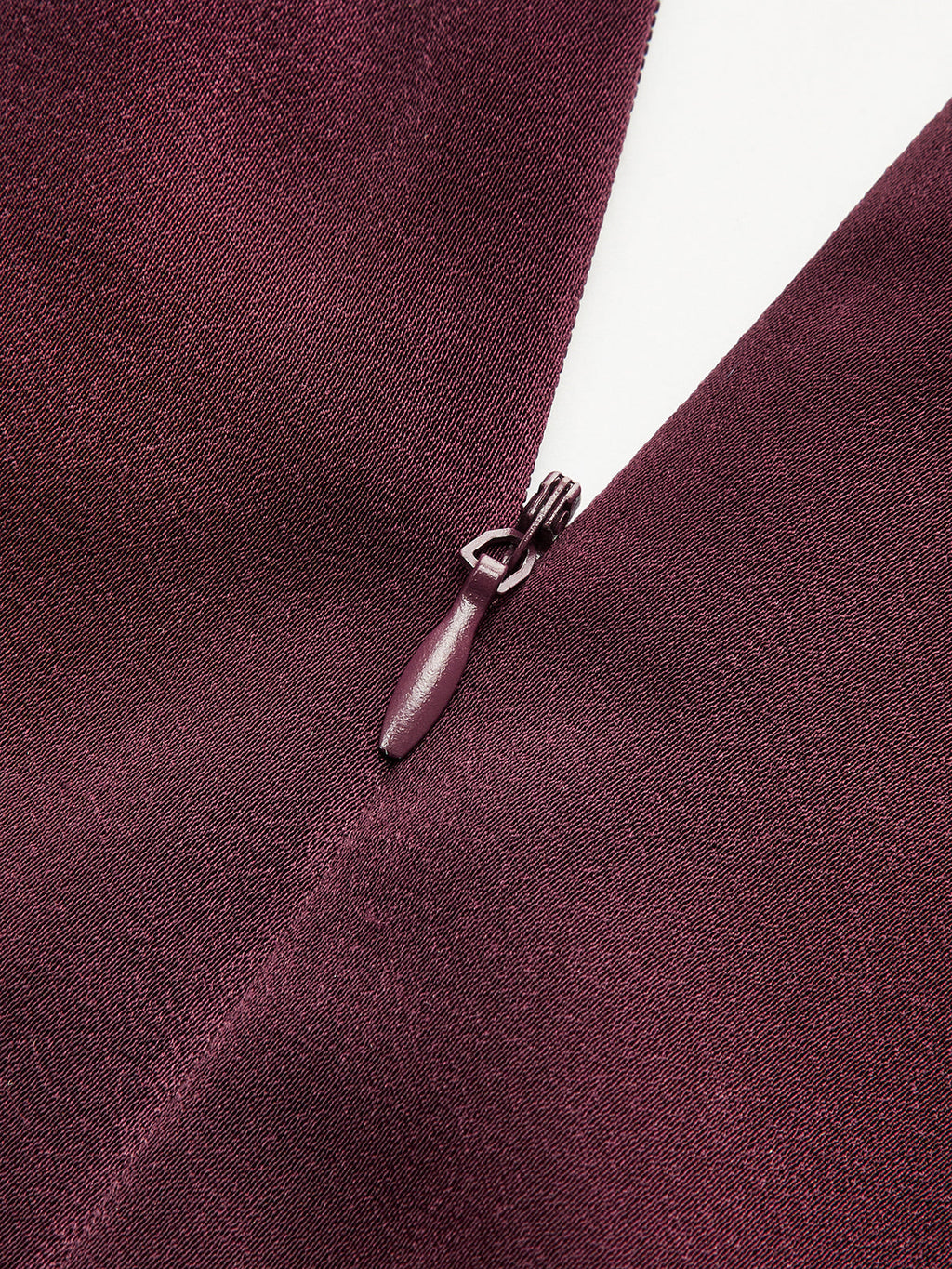 Combinaison en satin ceinturée à col en V