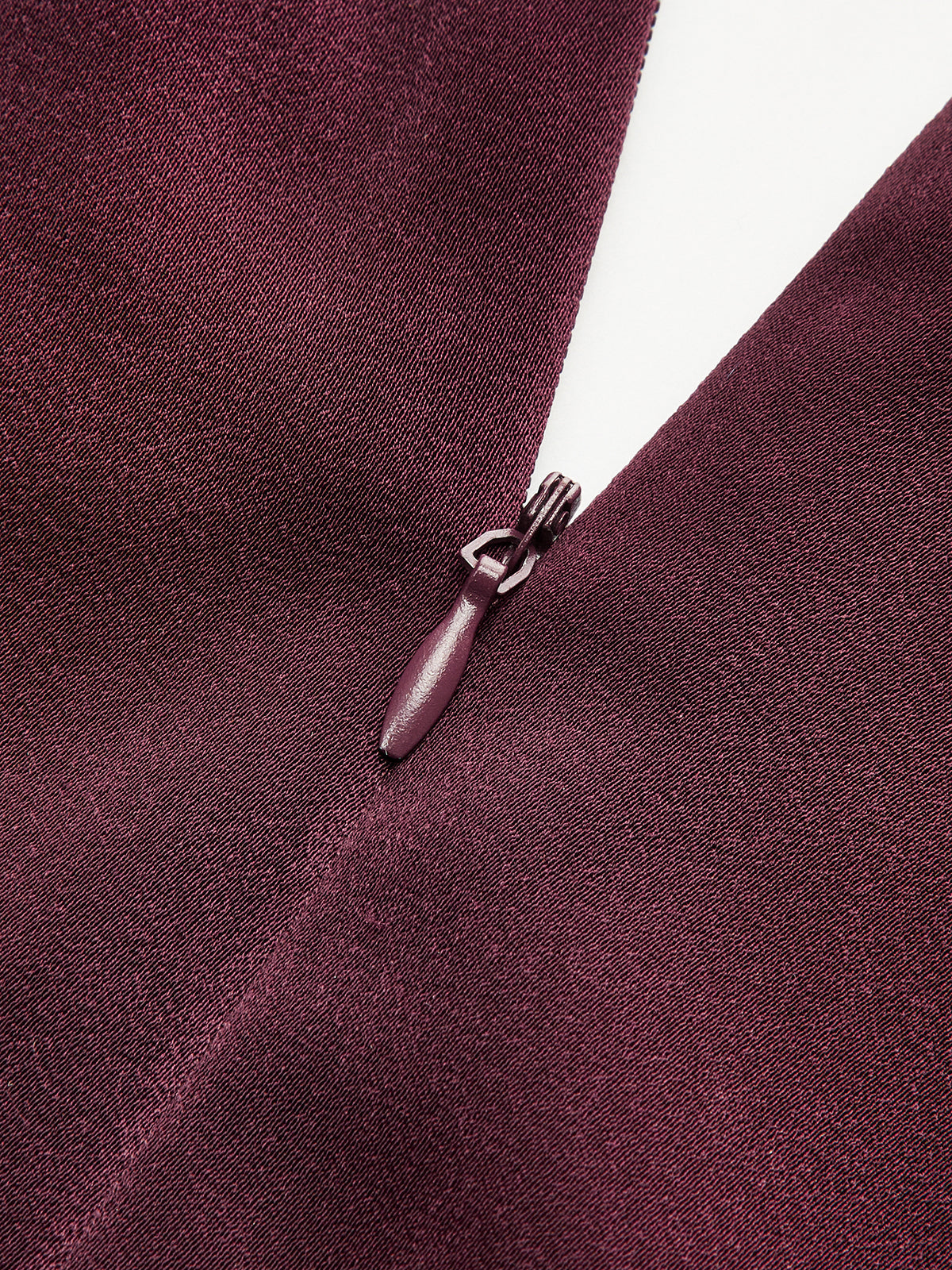 Combinaison en satin ceinturée à col en V
