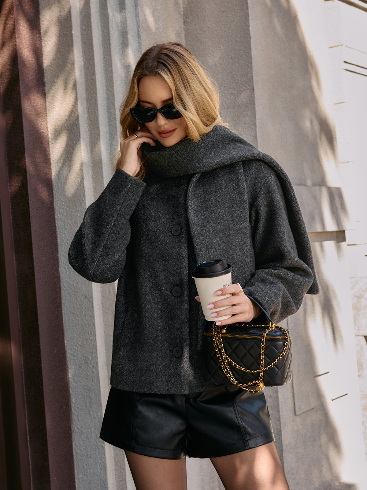 Manteau court en bouclé avec écharpe