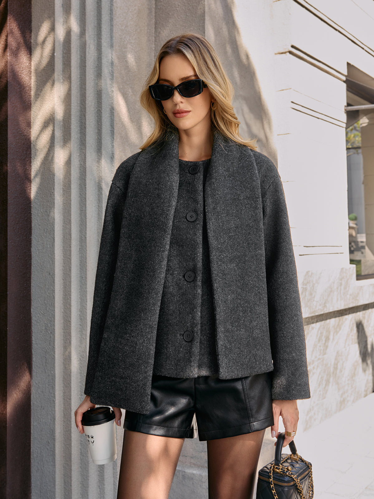 Manteau court en bouclé avec écharpe