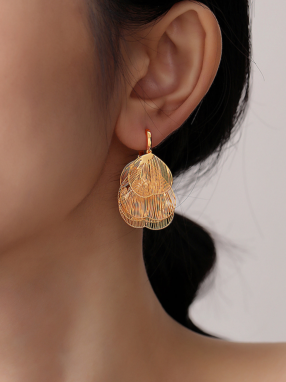 Boucles d'oreilles créoles pendantes texturées feuille