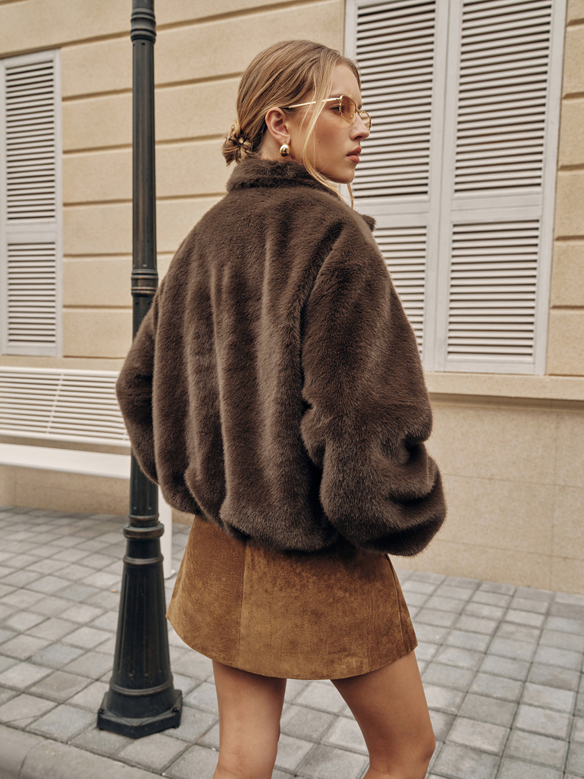 Manteau en fausse fourrure à boutons métalliques