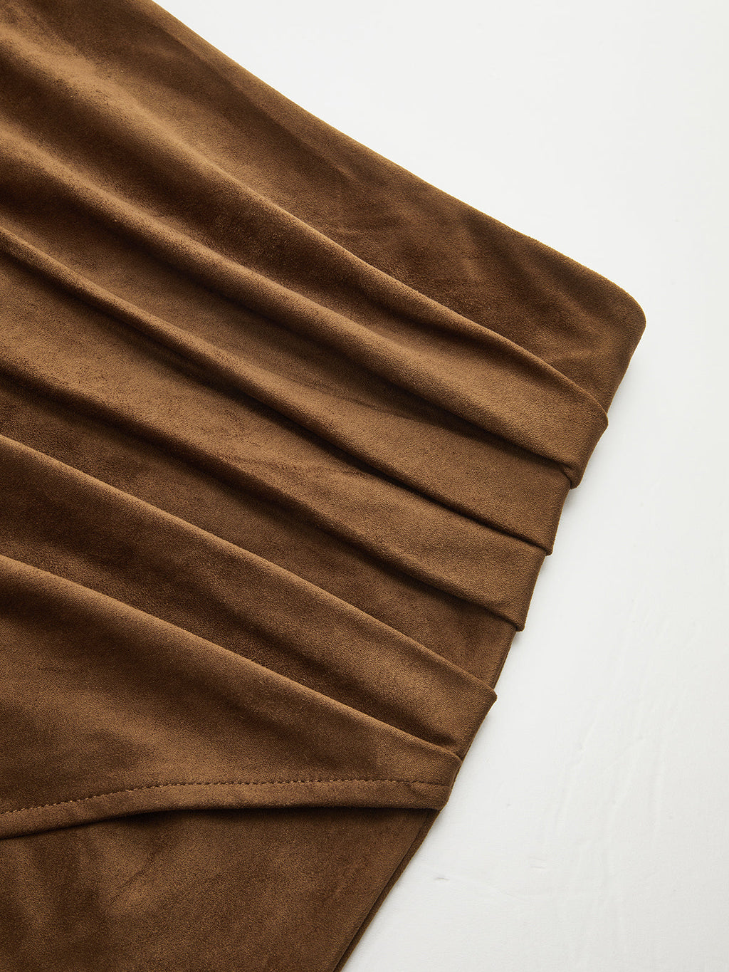 Jupe midi portefeuille en suède à empiècements en cuir et à la taille cintrée
