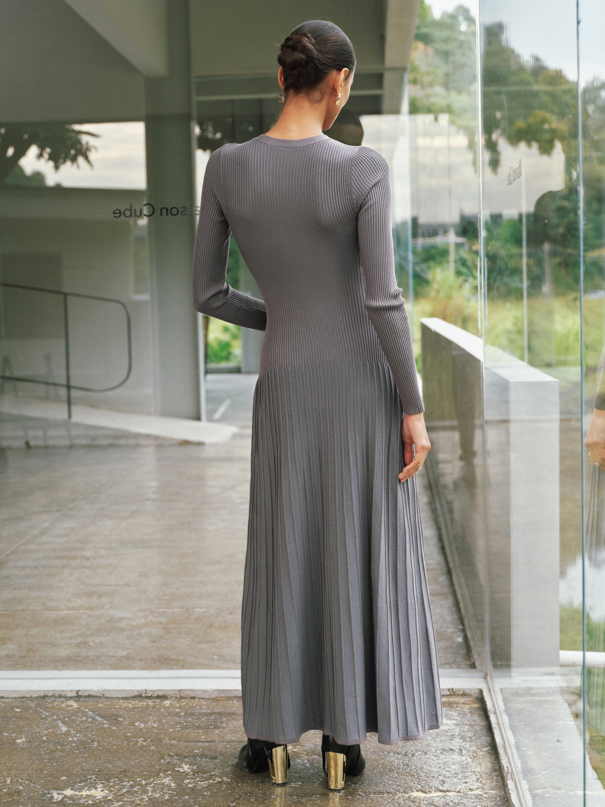 Robe longue texturée à col fendu et détails métalliques