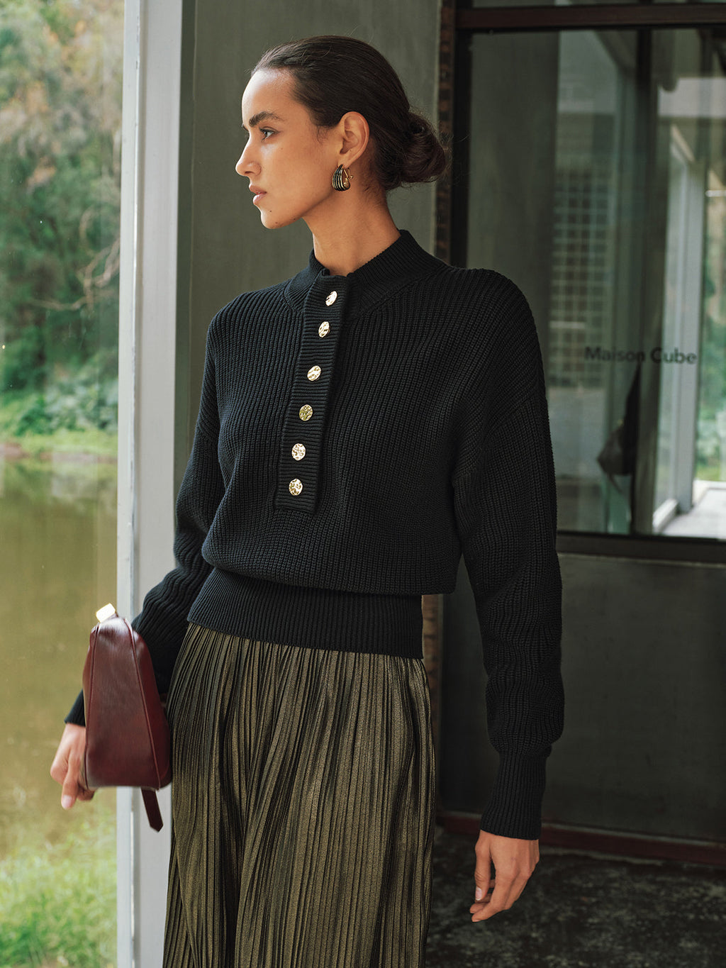 Gerippter Strickpullover mit Metallknöpfen