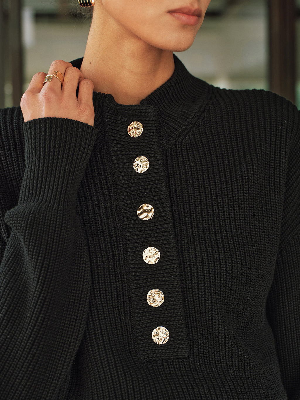Gerippter Strickpullover mit Metallknöpfen