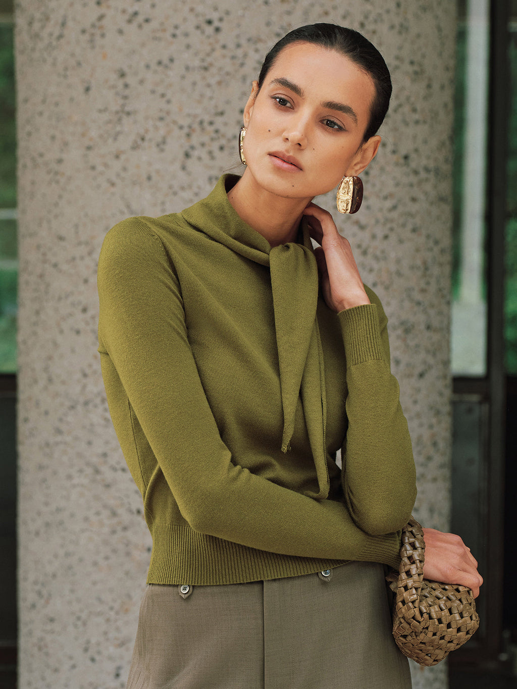 Enganliegendes Stricktop aus Wollmix mit Bindekragen
