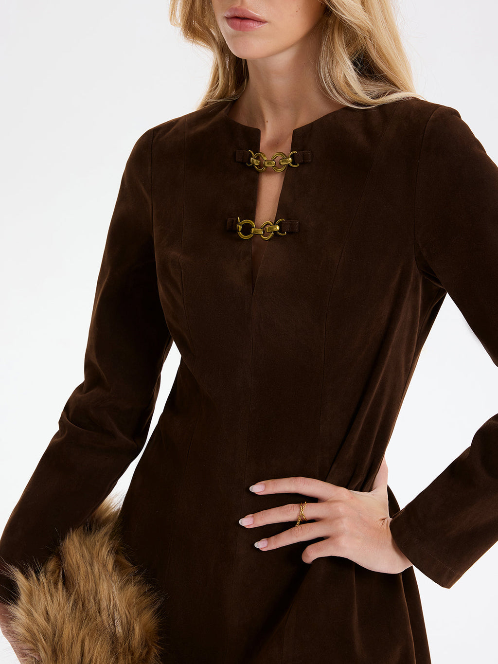 Minikleid mit Kettendetail und langen Ärmeln