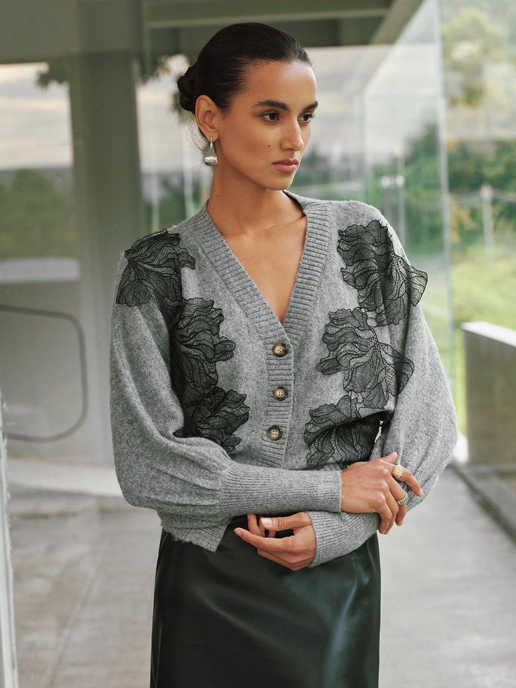 Cardigan col V à dentelle et boutons fleuris