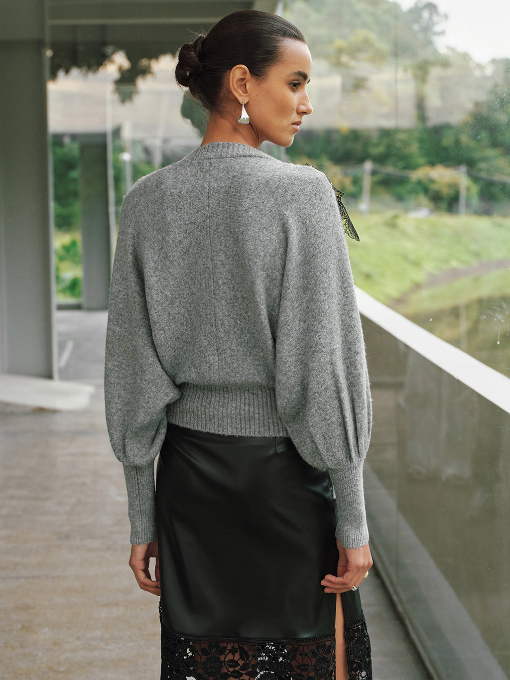 Cardigan col V à dentelle et boutons fleuris