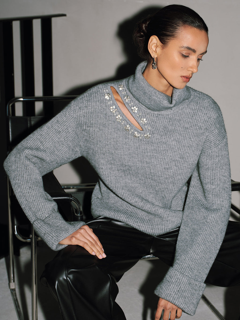 Rollkragenpullover mit Kristallen und Cut-Outs