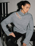 Rollkragenpullover mit Kristallen und Cut-Outs
